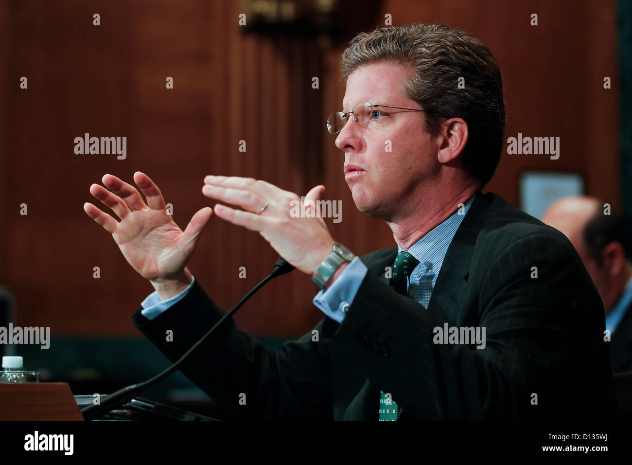 6 dicembre 2012 - Washington, DC, Stati Uniti - HUD Segretario SHAUN DONOVAN testimonia davanti al Senato Banking, alloggiamento e gli affari urbani audizione del Comitato su ''Supervisione di FHA: esame dei HUD in risposta a sfide fiscali'' su Capitol Hill. (Credito Immagine: © James Berglie/ZUMAPRESS.com) Foto Stock