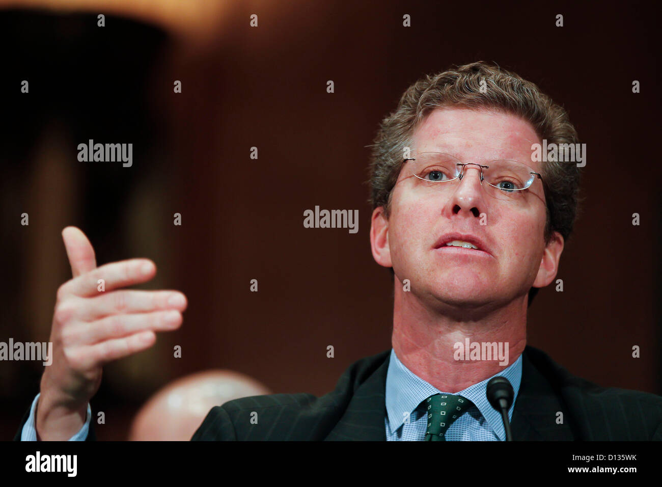 6 dicembre 2012 - Washington, DC, Stati Uniti - HUD Segretario SHAUN DONOVAN testimonia davanti al Senato Banking, alloggiamento e gli affari urbani audizione del Comitato su ''Supervisione di FHA: esame dei HUD in risposta a sfide fiscali'' su Capitol Hill. (Credito Immagine: © James Berglie/ZUMAPRESS.com) Foto Stock