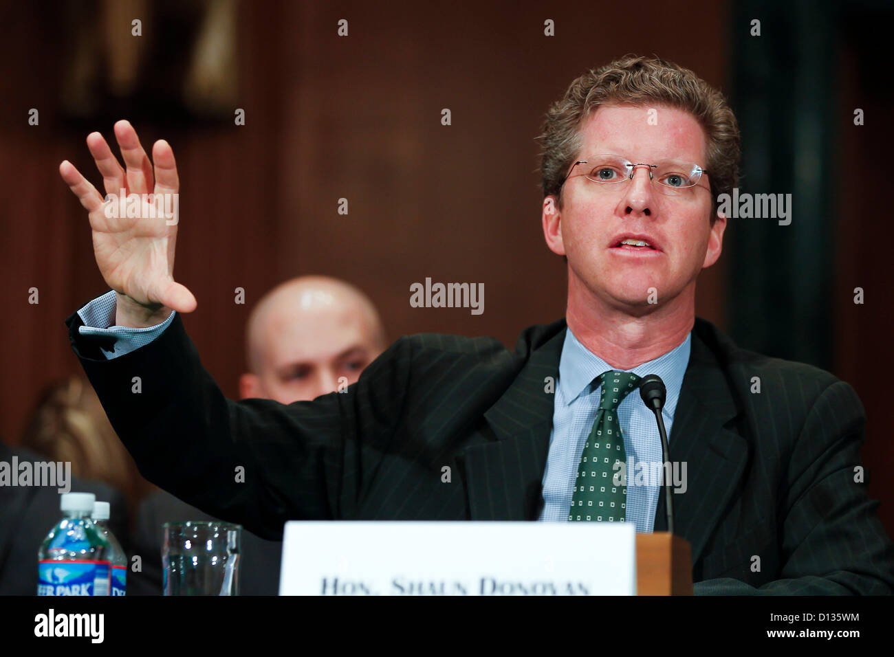 6 dicembre 2012 - Washington, DC, Stati Uniti - HUD Segretario SHAUN DONOVAN testimonia davanti al Senato Banking, alloggiamento e gli affari urbani audizione del Comitato su ''Supervisione di FHA: esame dei HUD in risposta a sfide fiscali'' su Capitol Hill. (Credito Immagine: © James Berglie/ZUMAPRESS.com) Foto Stock