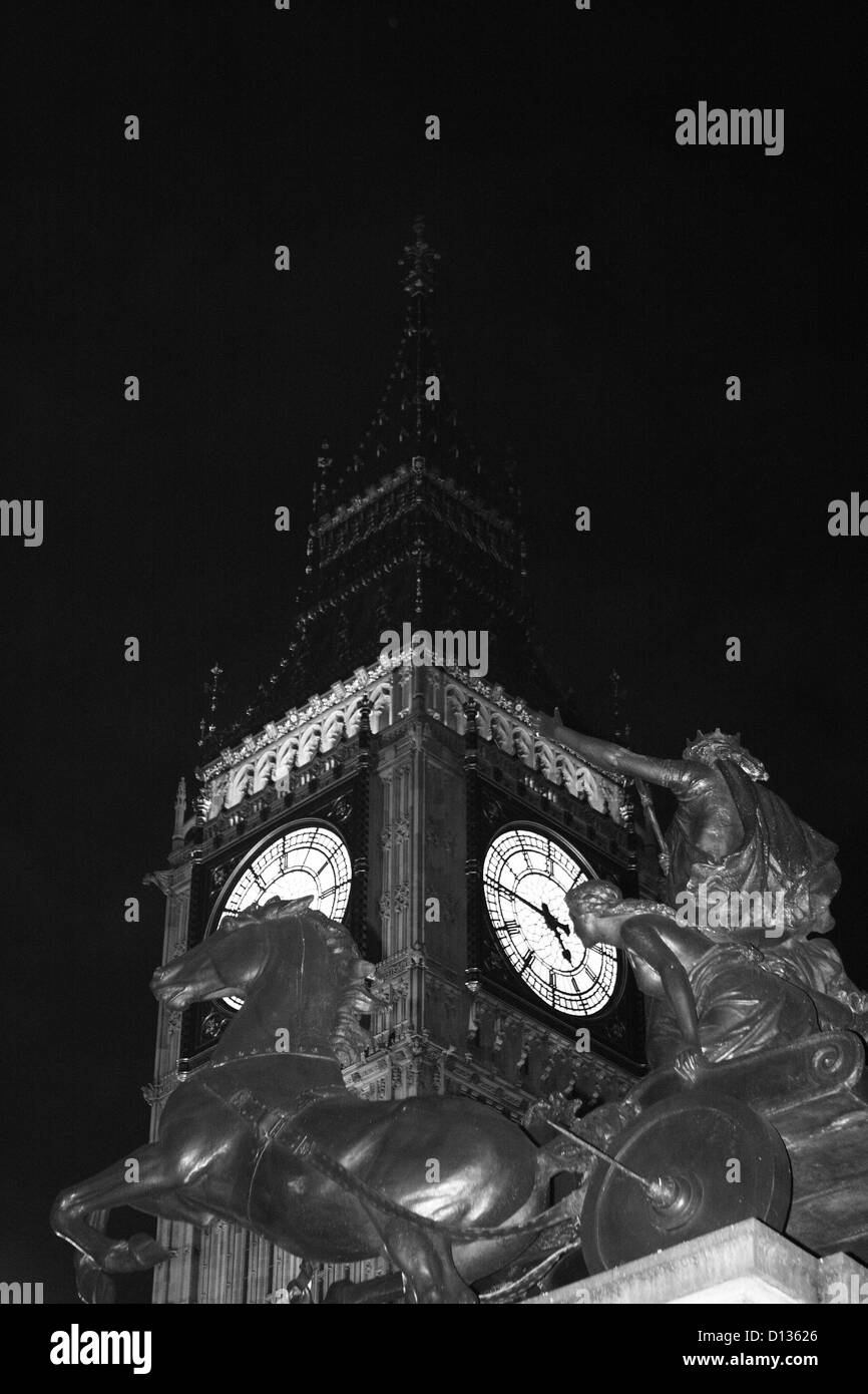 Una vista notturna della statua di Boadicea, in Westminster, con Big Ben in background Foto Stock