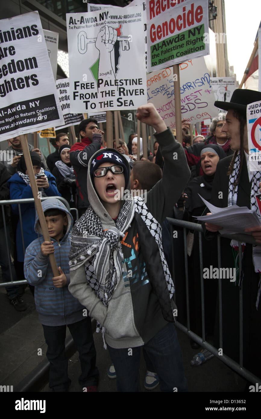 Pro-Palestinian dimostranti a Times Square NYC; per la recente recrudescenza di scontri tra Hamas a Gaza e Israele. Foto Stock