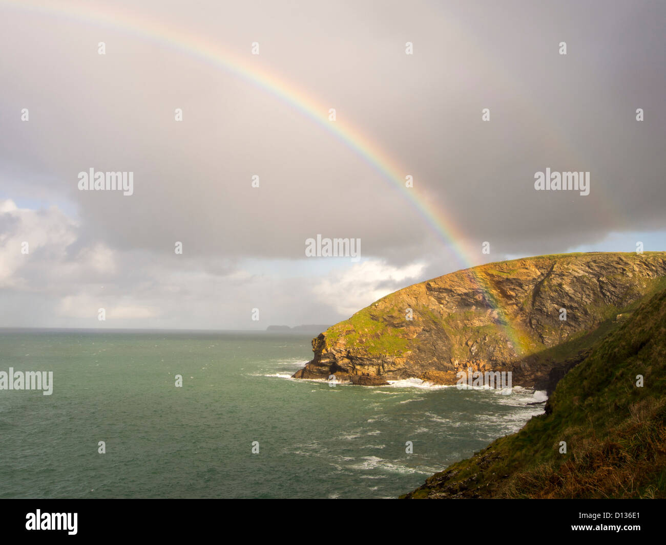 Un doppio arcobaleno su Port Isaac, Cornwall, Regno Unito. Foto Stock