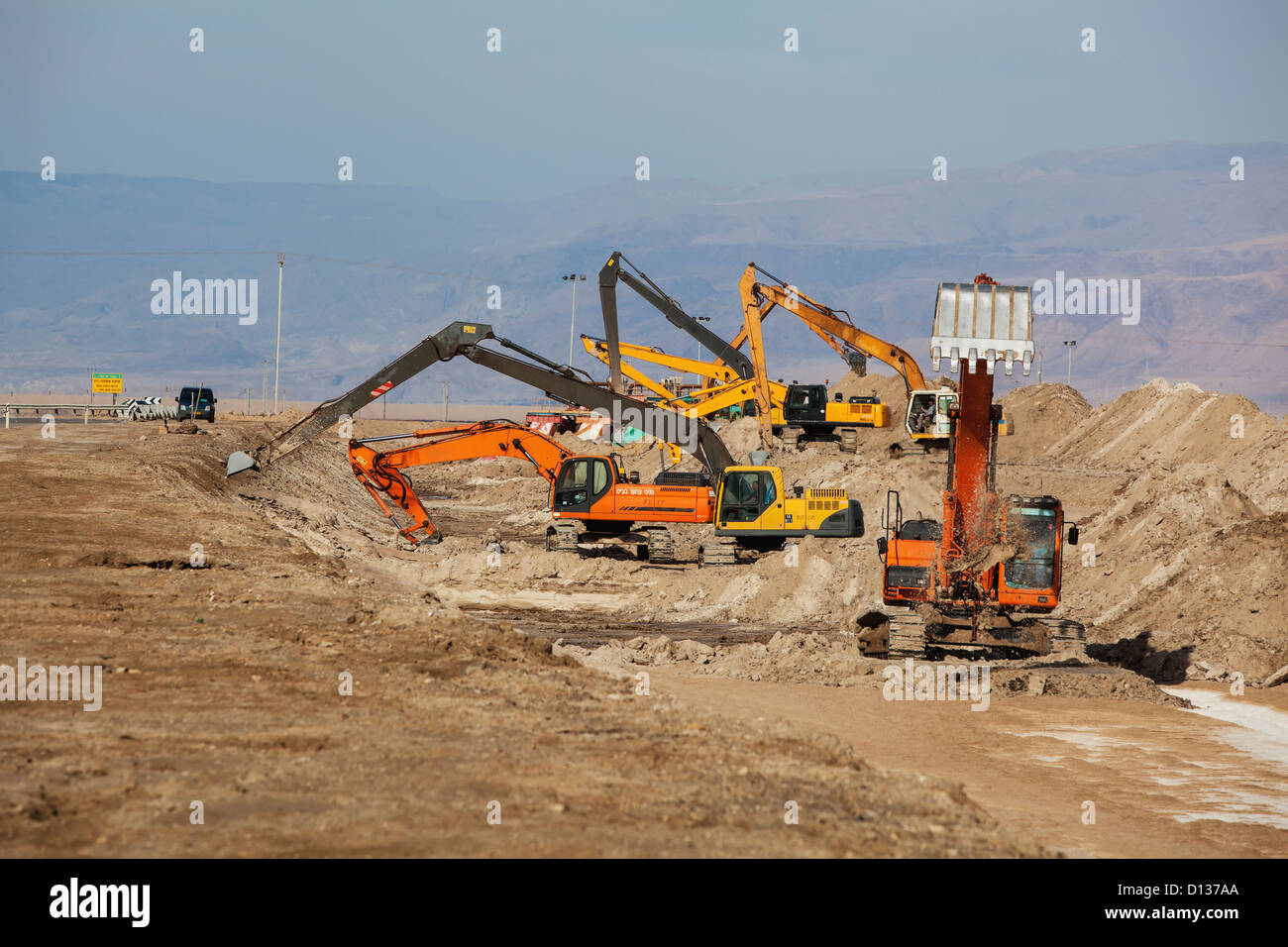 Escavatori e retroescavatori scavando; Israele Foto Stock