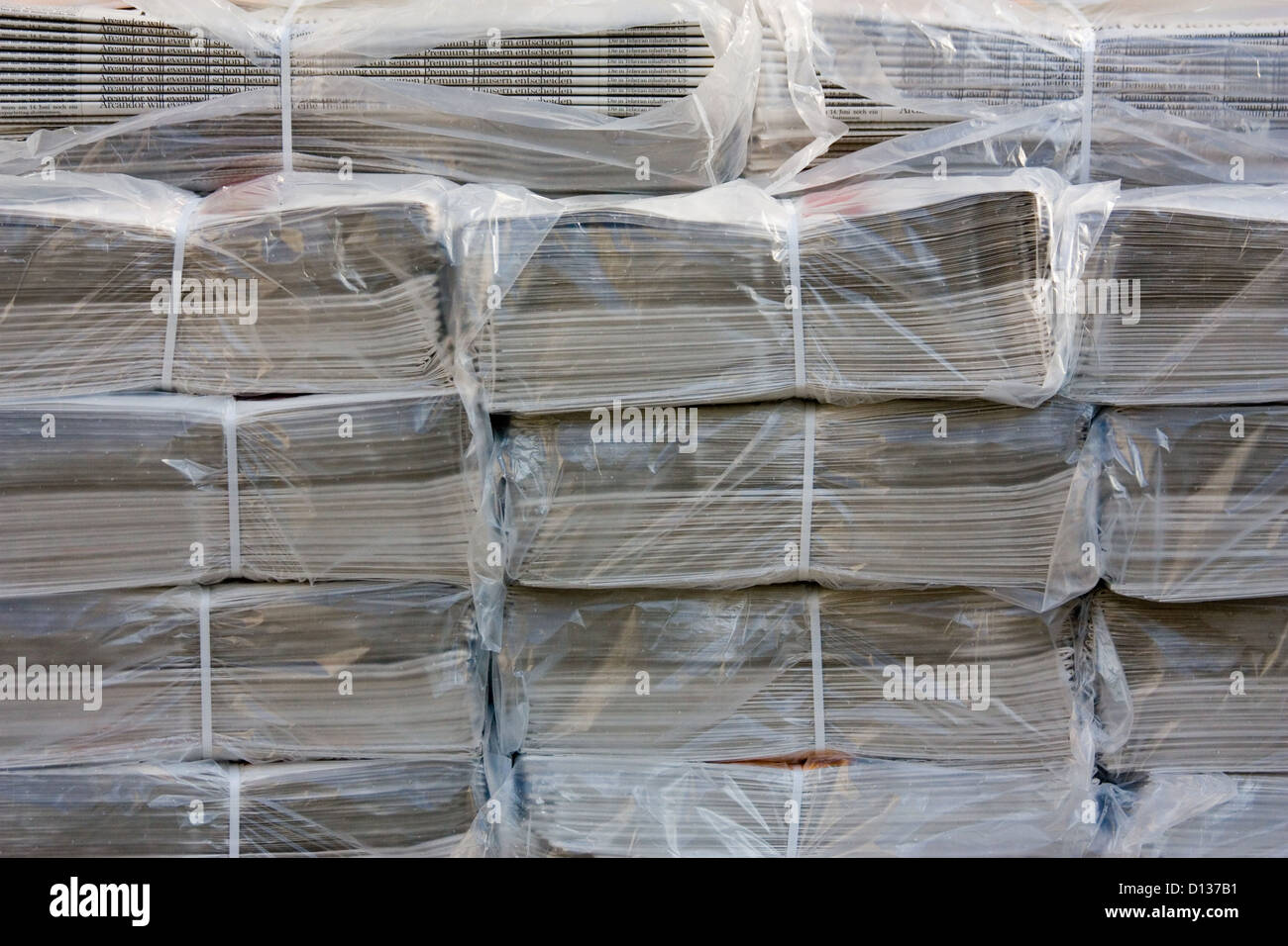 Berlino, Germania, Zeitungsstapel Foto Stock