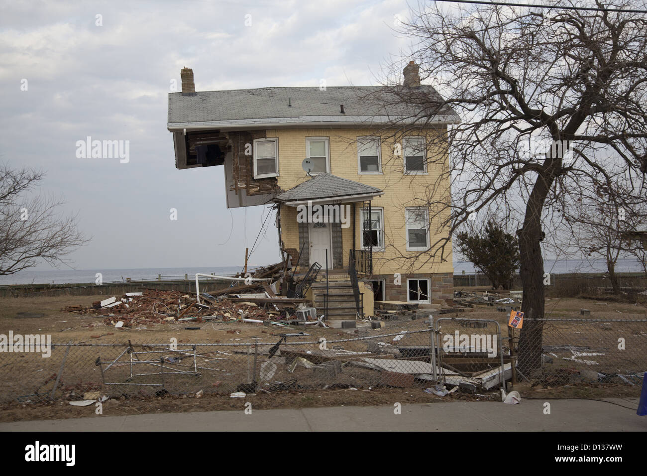 Casa lungo il Jersey Shore parzialmente spazzate via dalla parete d'acqua creata dall uragano di sabbia. Monmouth County, NJ. Foto Stock