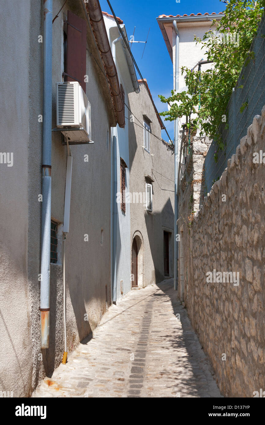 La città di Krk medioevale strada stretta. Isola di Krk, Croazia. Foto Stock