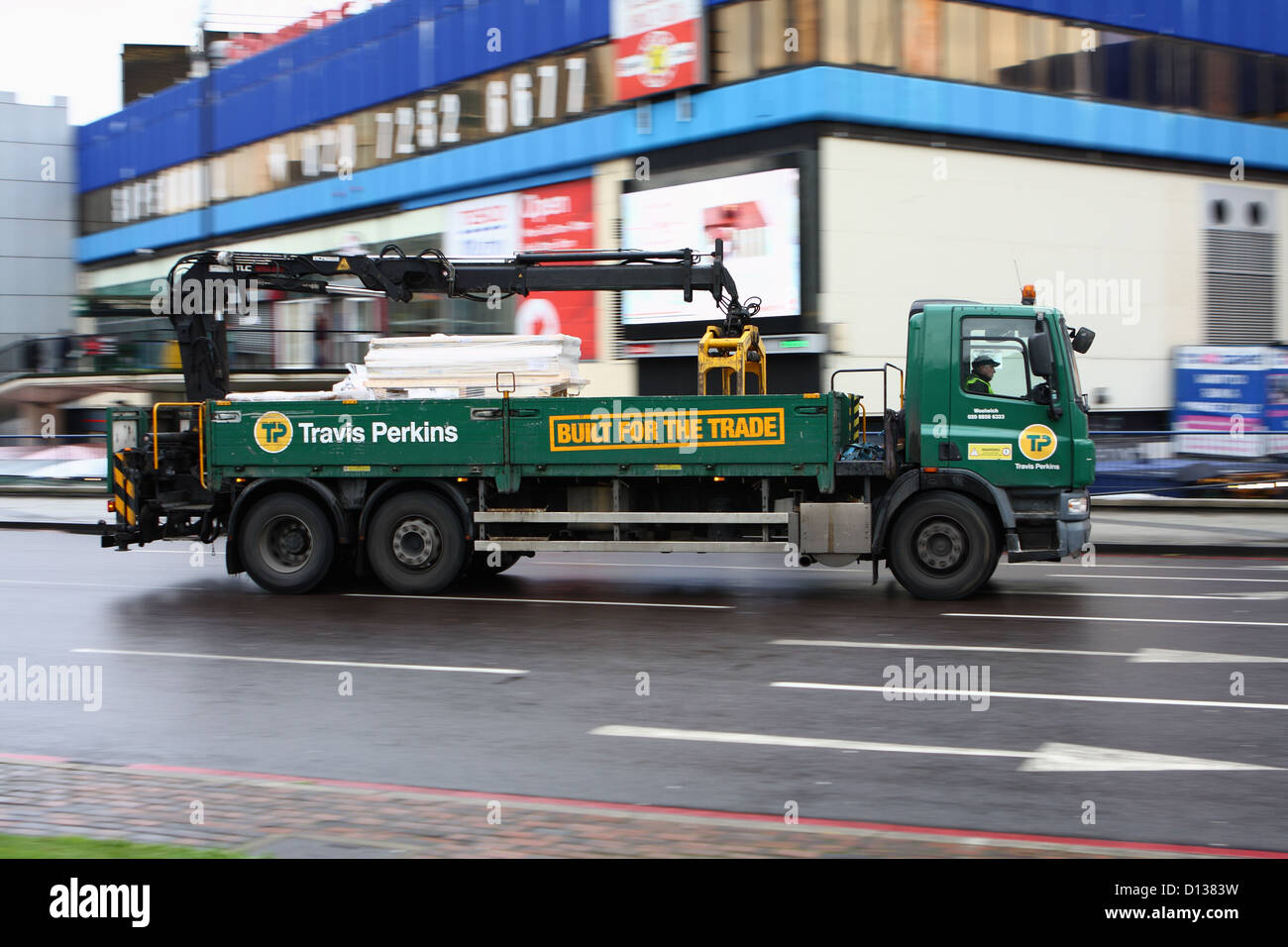 Un Travis perkins carrello che viaggia lungo una strada di Londra Foto Stock