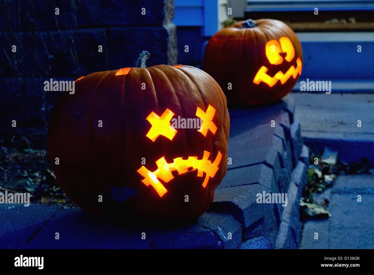 Illuminato Jack-O-lanterne di notte su una fase; il miglio di Alberta in Canada Foto Stock