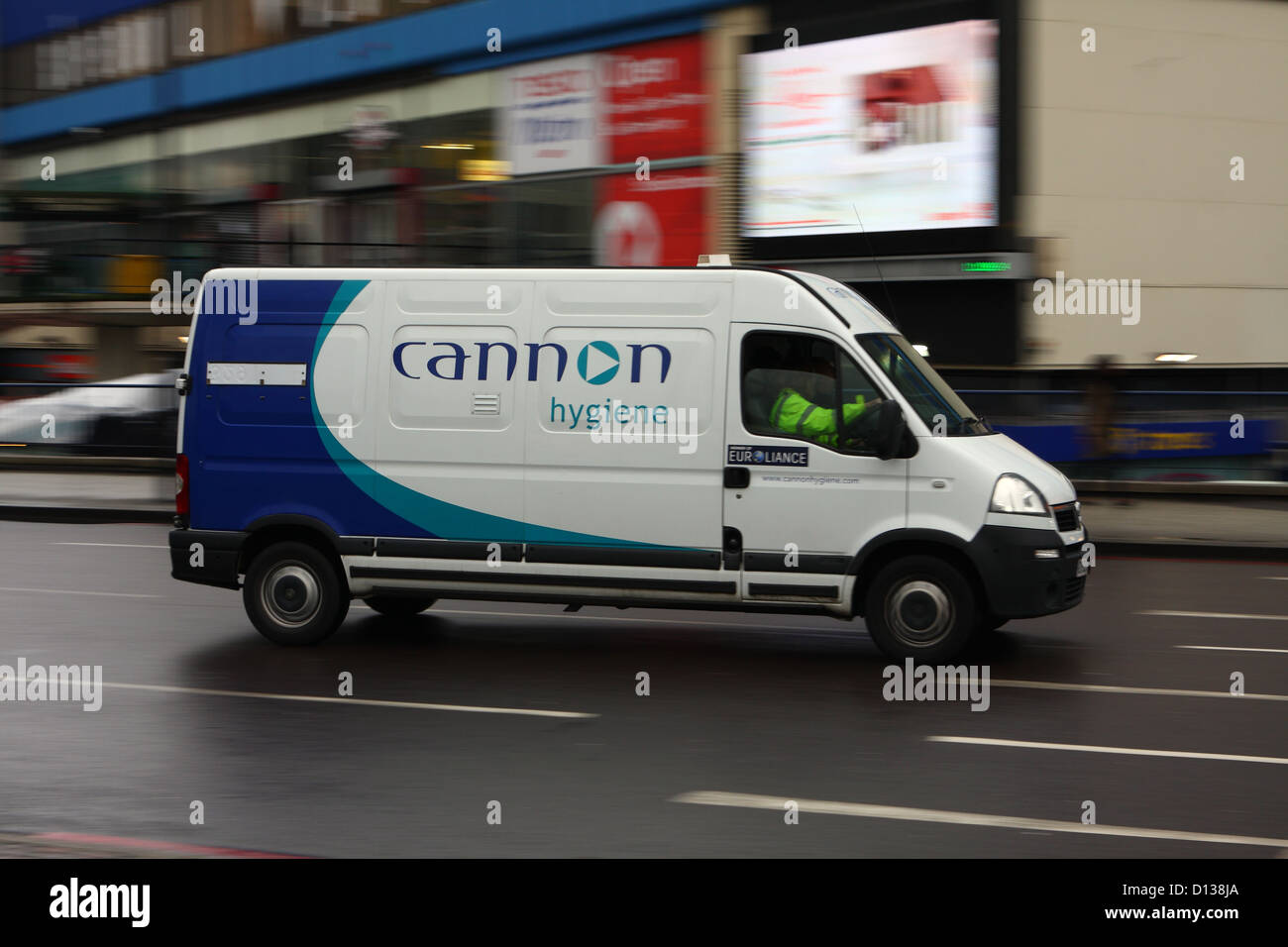 Un furgone che viaggia lungo una strada di Londra Foto Stock