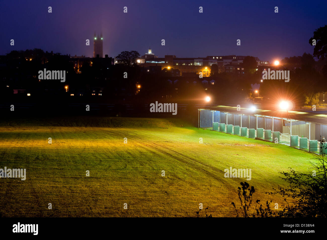 Warwick town center e un campo da golf driving range, Warwickshire, Inghilterra, Regno Unito Foto Stock