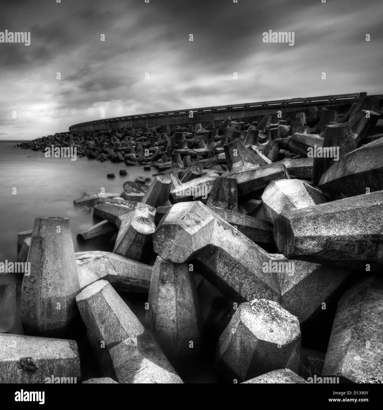 Regno Unito, Scozia, East Lothian, Torness, calcestruzzo wavebreakerView di mare con cemento Foto Stock