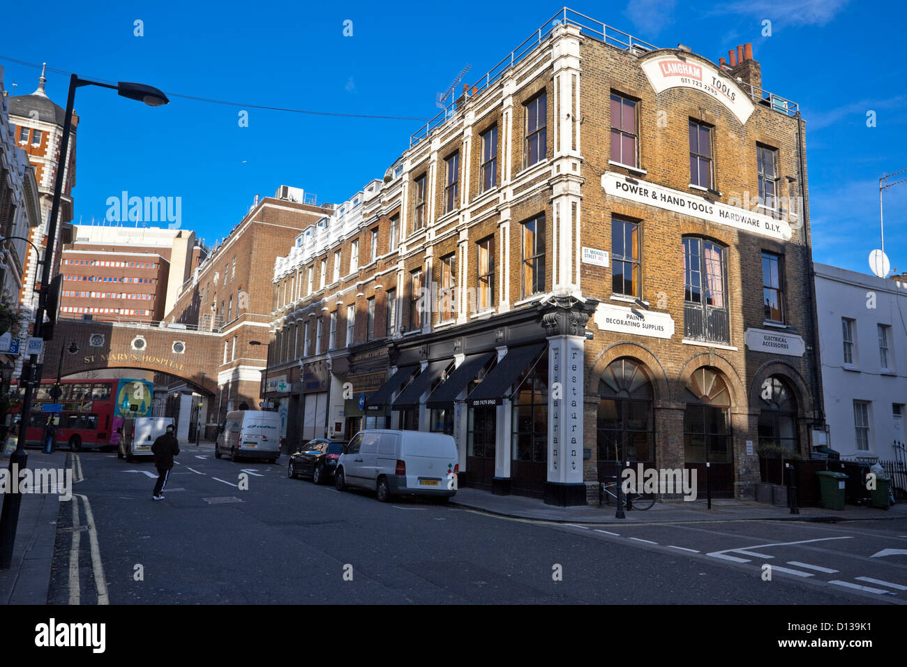 Scena di strada su Norfolk Place, Paddington, London, England, Regno Unito Foto Stock