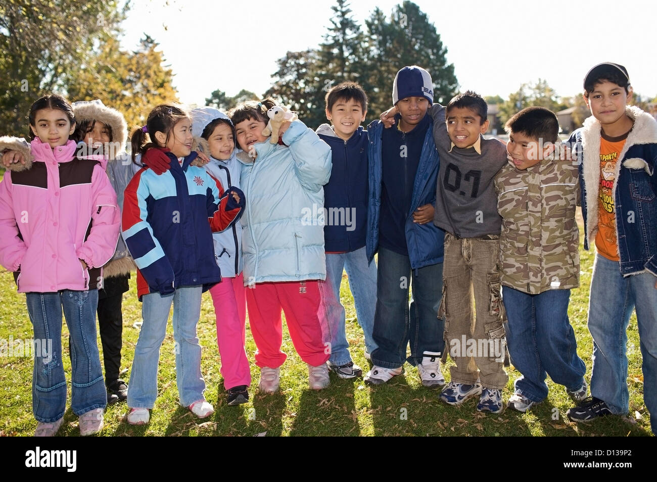 Multi-Ethnic bambini al di fuori di una scuola Esl; Guelph Ontario Canada Foto Stock