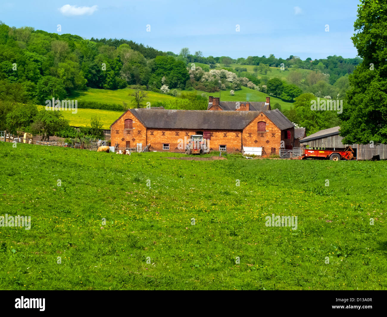 Azienda agricola tradizionale con mattoni rossi di edifici con Hawksmoor nel Churnet Valley Inghilterra Staffordshire REGNO UNITO Foto Stock