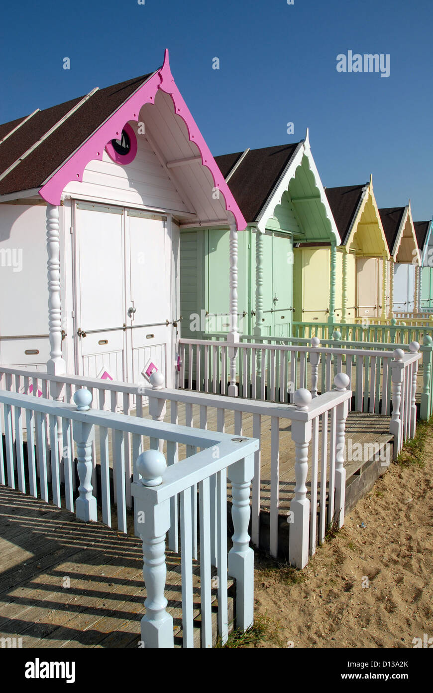 Dipinto recentemente capanne sulla spiaggia a West Mersea Essex REGNO UNITO Foto Stock