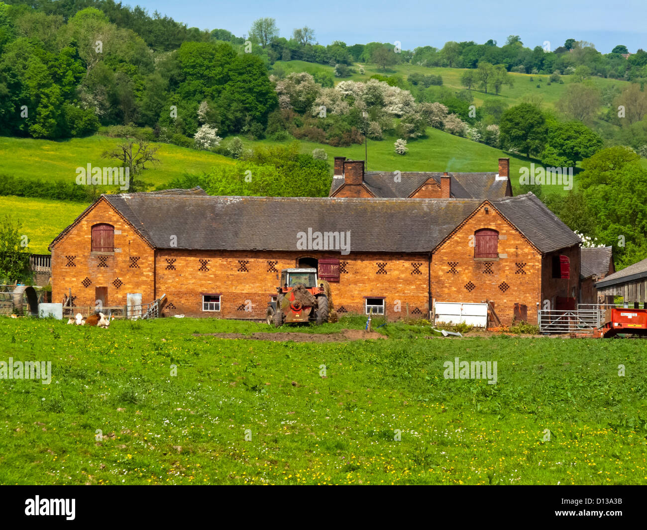 Azienda agricola tradizionale con mattoni rossi di edifici con Hawksmoor nel Churnet Valley Inghilterra Staffordshire REGNO UNITO Foto Stock