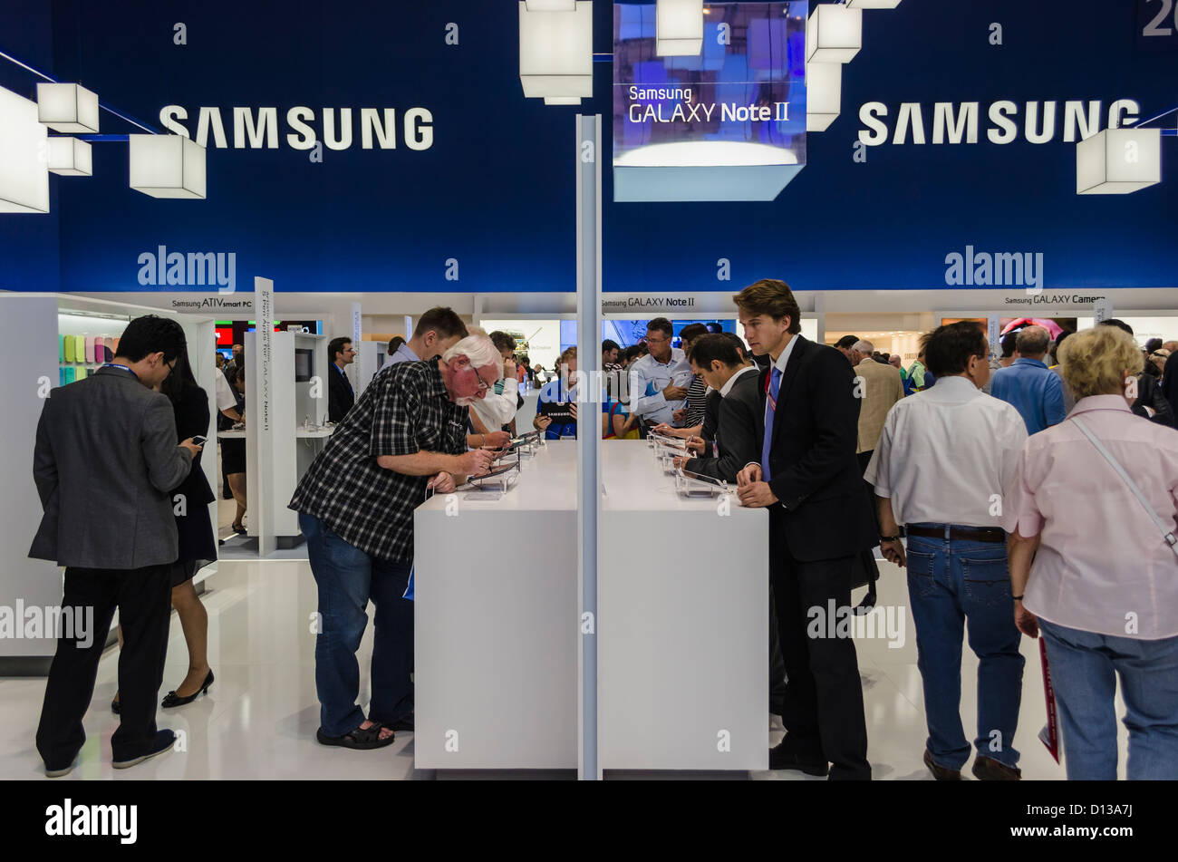 IFA - International Consumer Electronics Fair di Berlino, Germania - i visitatori a esplorare Samsung mobile dispositivi presso i loro stand Foto Stock