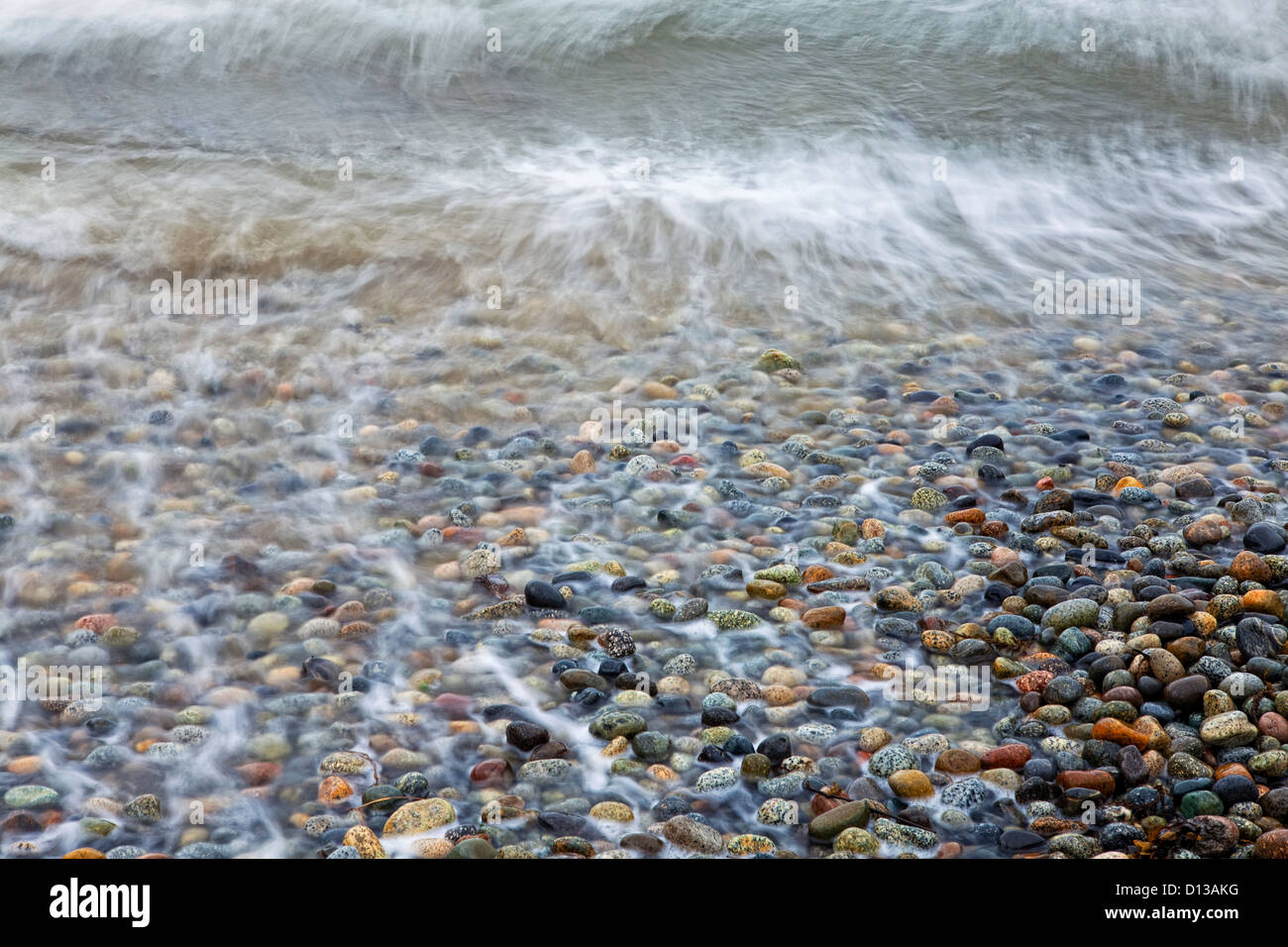 Lavaggio ad acqua su rocce sulla spiaggia. Foto Stock