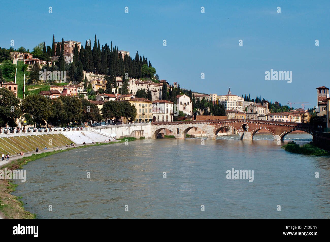 L'Italia, Veneto, Verona, fiume Adige, Ponte di Pietra il ponte di pietra Foto Stock