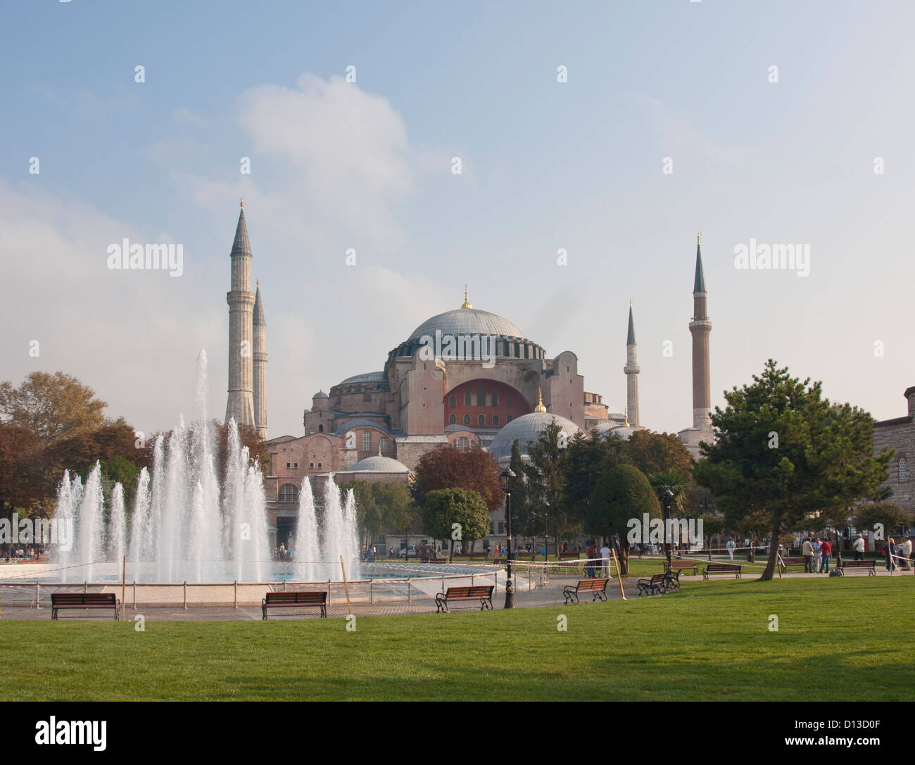 Aya Sofia moschea / chiesa in Istanbul con fontana e parco verde Foto Stock