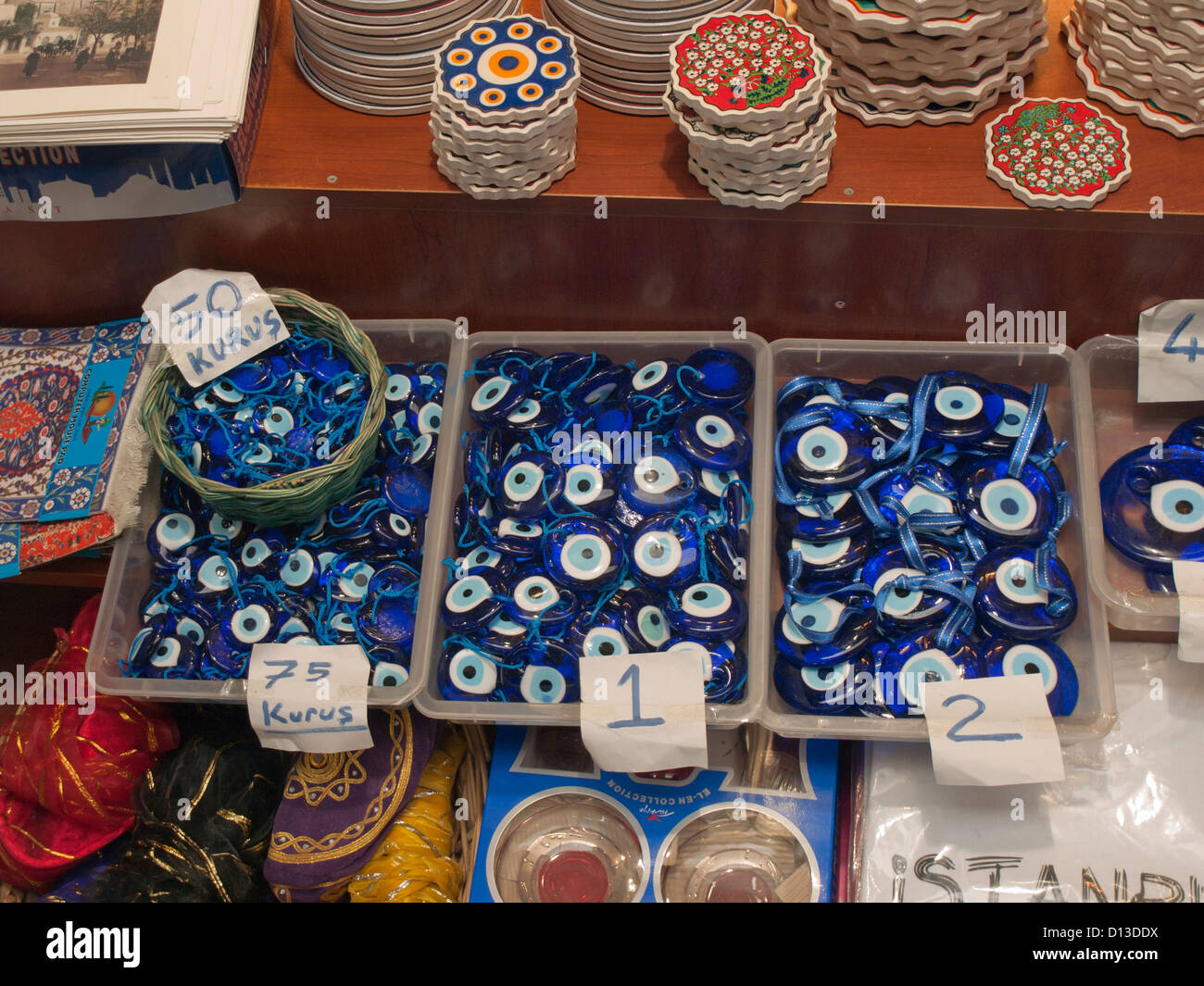Blu ciondoli di vetro di protezione contro il malocchio venduti con altri  souvenir in un mercato in Istanbul Turchia Foto stock - Alamy