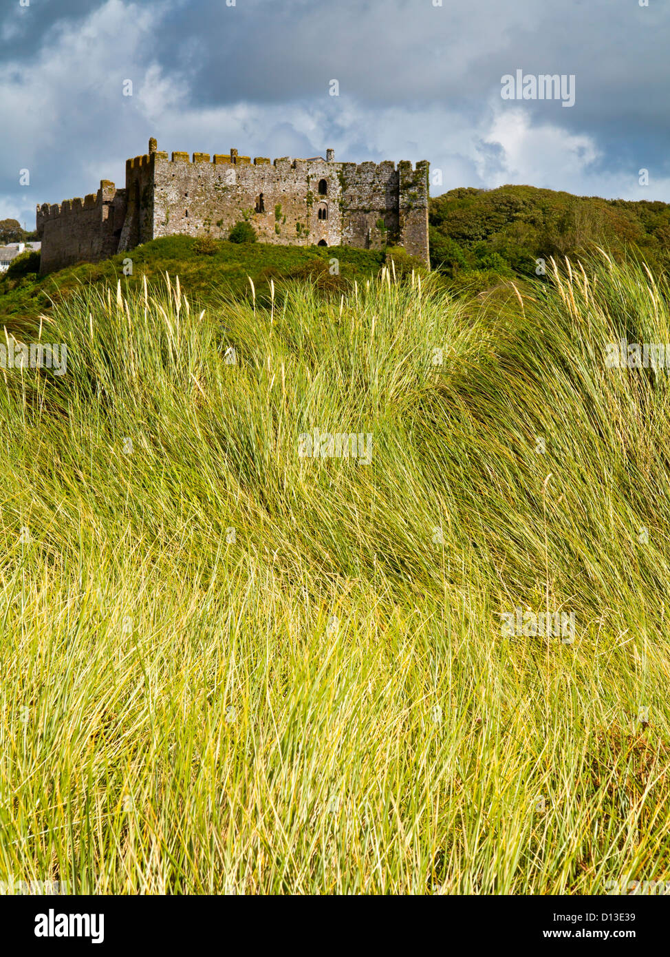 Manorbier Castle un castello normanno sulla costa gallese vicino Tenby in Pembrokeshire costruito da William de Barri nella dodicesima secolo Foto Stock