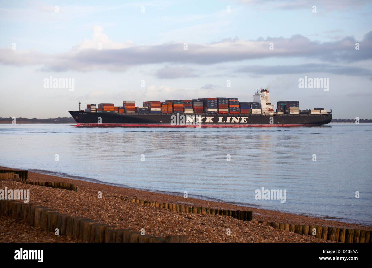 La nave portacontainer DELLA NYK LINE Vega passa da Calshot e si dirige a Southampton, Hampshire, Regno Unito a novembre - trasporto container e merci Foto Stock