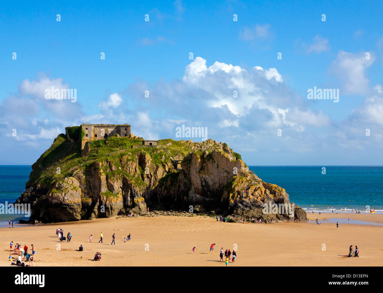 Vista sulla Spiaggia del castello in Tenby una stazione balneare in Pembrokeshire nel Galles del Sud con il Fort St Catherine e la baia di Carmarthen oltre Foto Stock