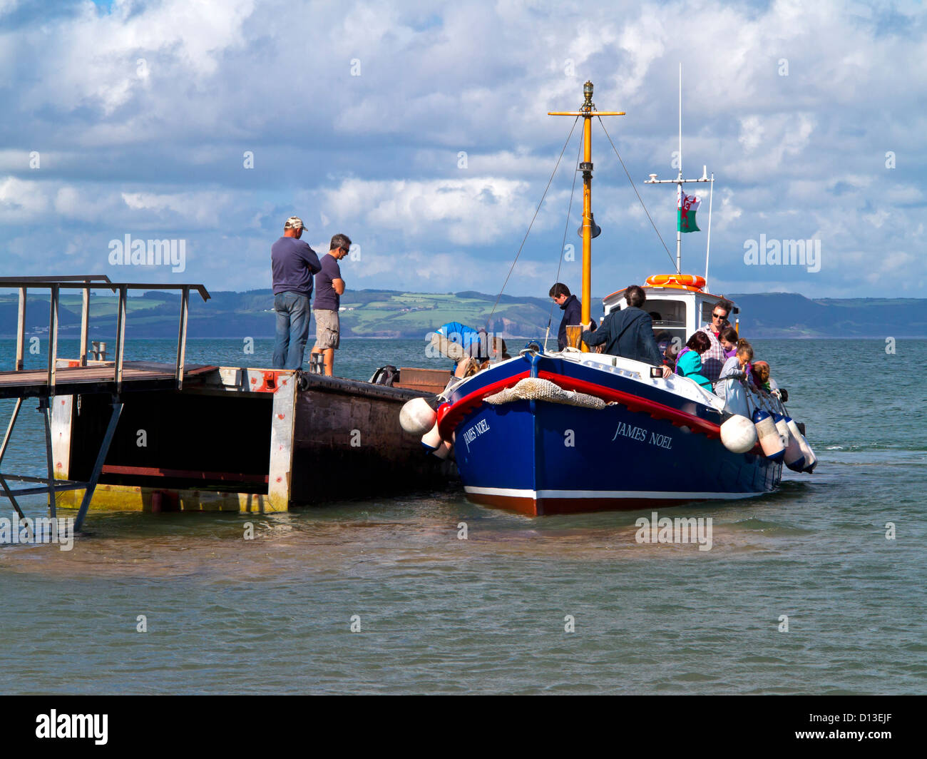 I passeggeri di imbarcarsi sul giorno di viaggio in barca da Tenby di Caldey isola nella baia di Carmarthen Pembrokeshire South Wales UK Foto Stock