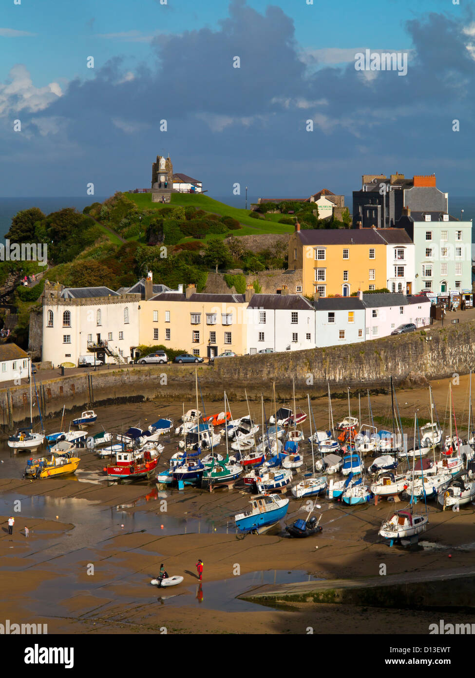 Vista di piccole barche nel porto e la Città Vecchia in Tenby Pembrokeshire South Wales UK una località balneare nella baia di Carmarthen Foto Stock