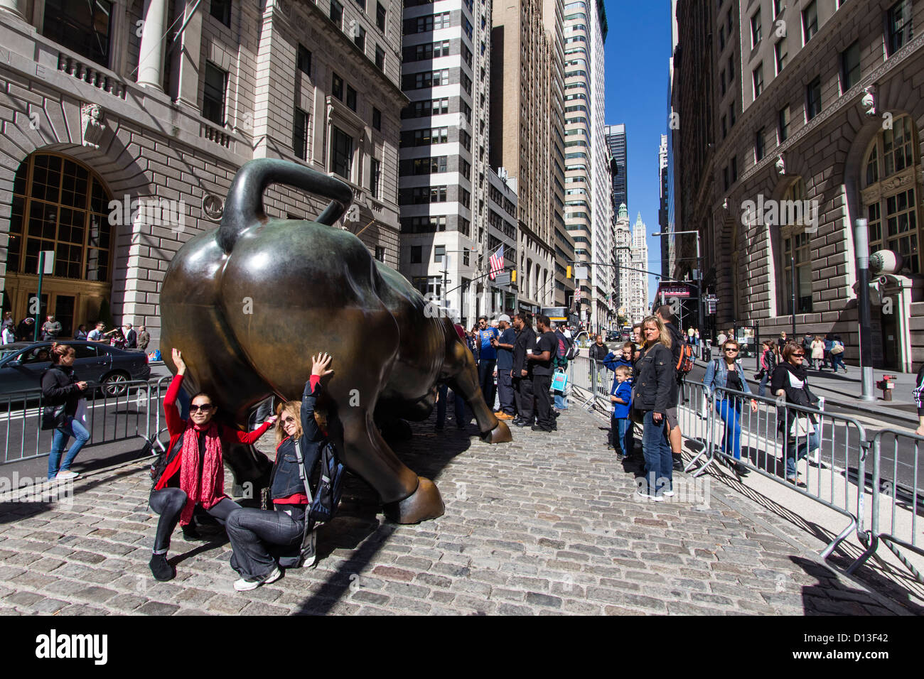 I turisti alla bolla di Wall Street, il quartiere finanziario di New York City, Stati Uniti d'America Foto Stock
