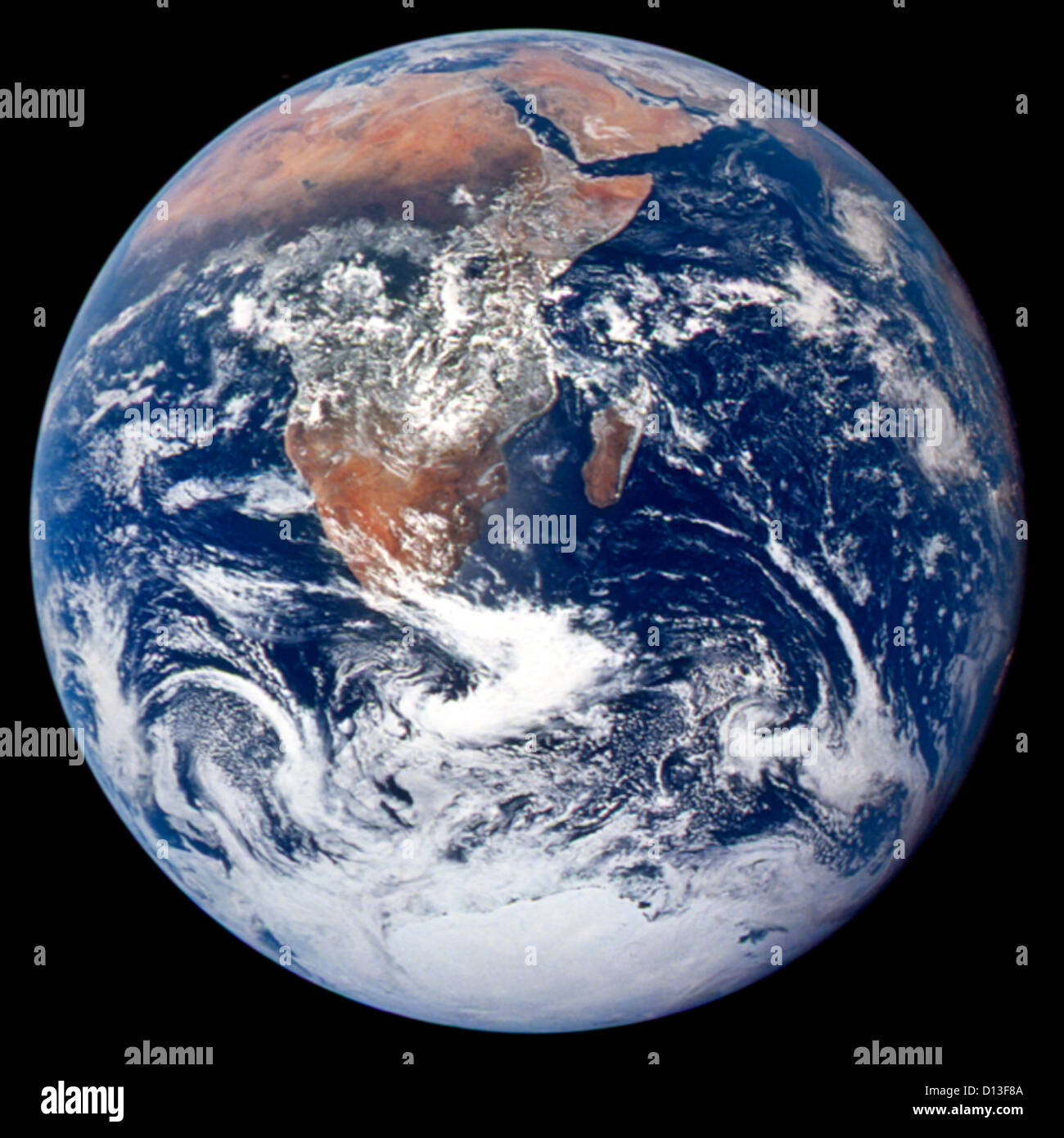 Fotografia classica della Terra come si vede dallo spazio di l'Apollo 17 equipaggio in viaggio verso la luna il 7 dicembre 1972. Questa costa translunar fotografia si estende dalla zona del Mare Mediterraneo per l'Antartide a sud il ghiaccio polare cap. Questa è la prima volta che la traiettoria di Apollo ha reso possibile la fotografia del sud il ghiaccio polare cap. Nota la pesante copertura nuvolosa nell'emisfero meridionale. Quasi tutta la costa dell'Africa è chiaramente visibile. La Penisola Arabica può essere visto a bordo del nordest dell'Africa. La grande isola al largo della costa africana è la Repubblica malgascia. L'Asian mainlan Foto Stock