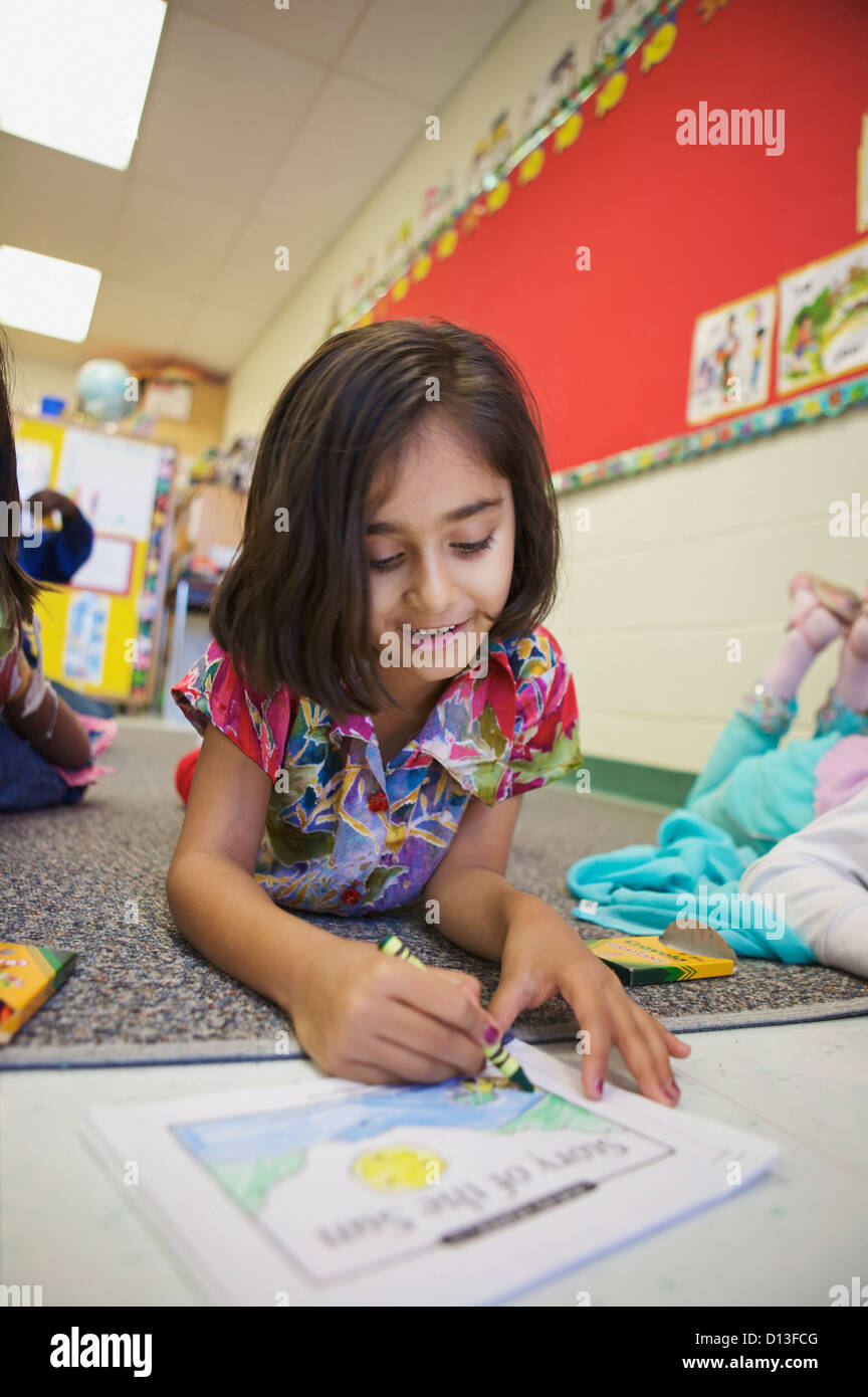 Multi-Ethnic canadese di nuovo i bambini in una scuola di ESL; Guelph Ontario Canada Foto Stock