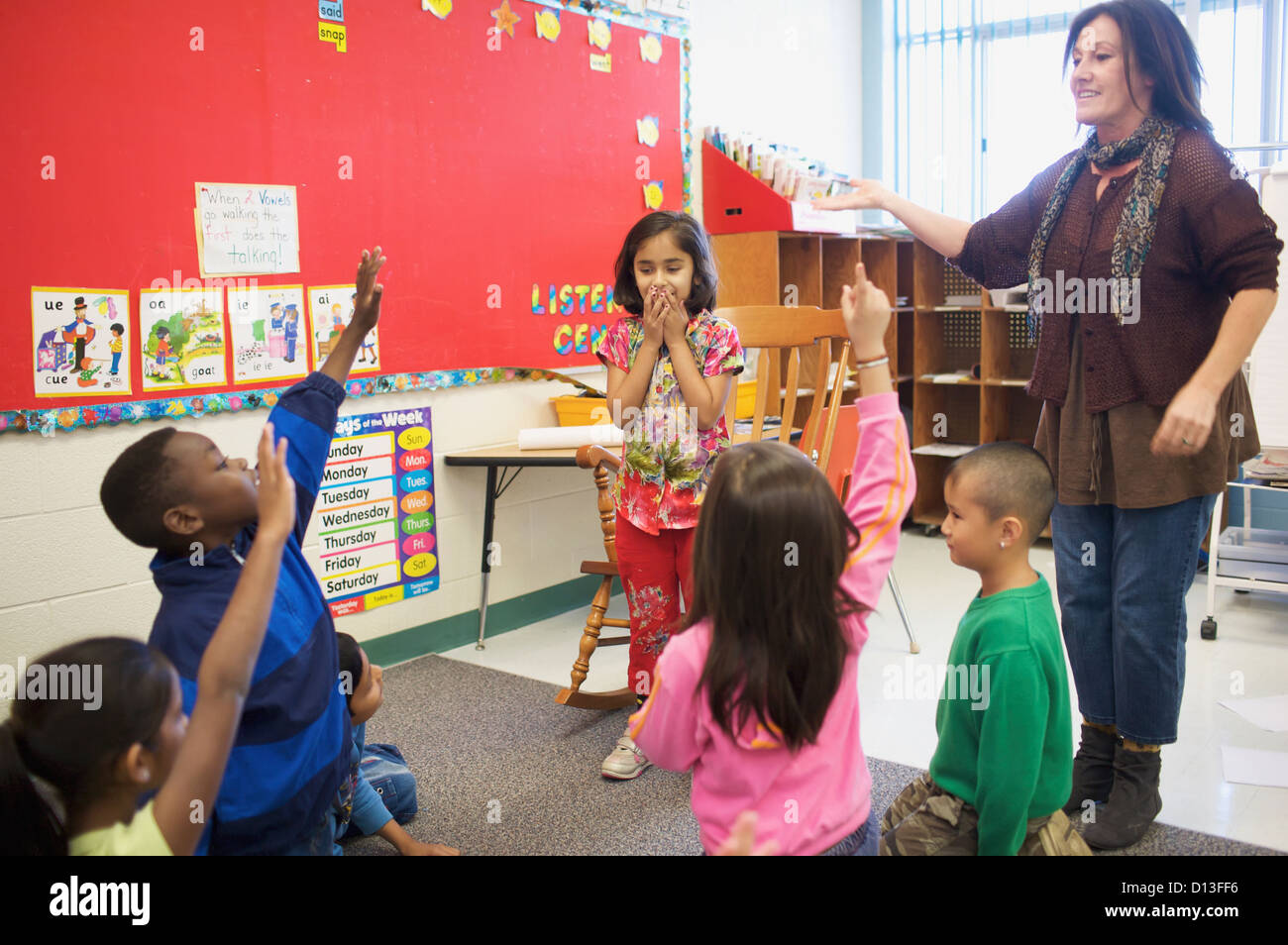 Multi-Ethnic nuovi bambini canadesi e insegnante in una scuola di ESL; Guelph Ontario Canada Foto Stock