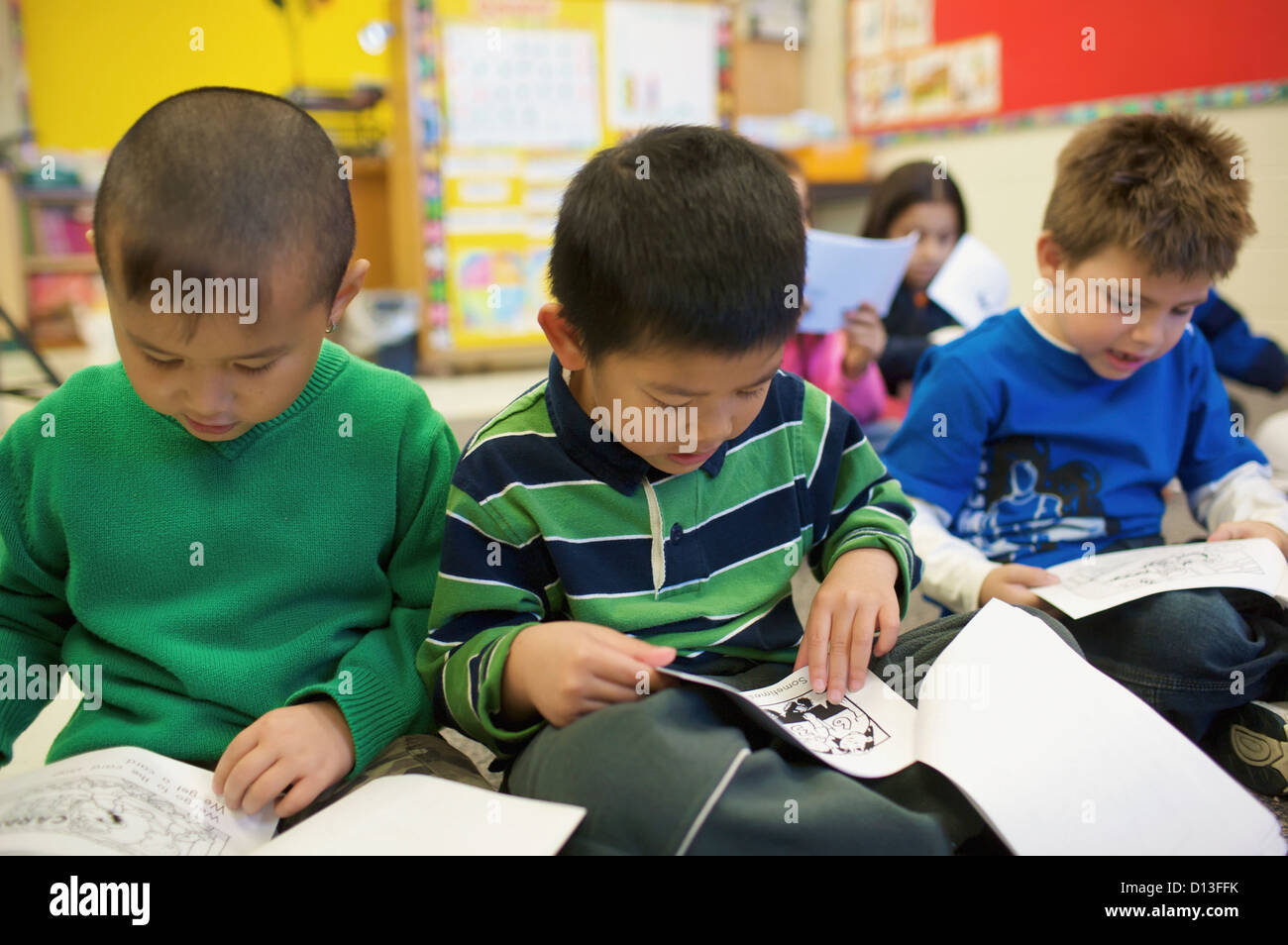 Multi-Ethnic canadese di nuovo i bambini in una scuola di ESL; Guelph Ontario Canada Foto Stock