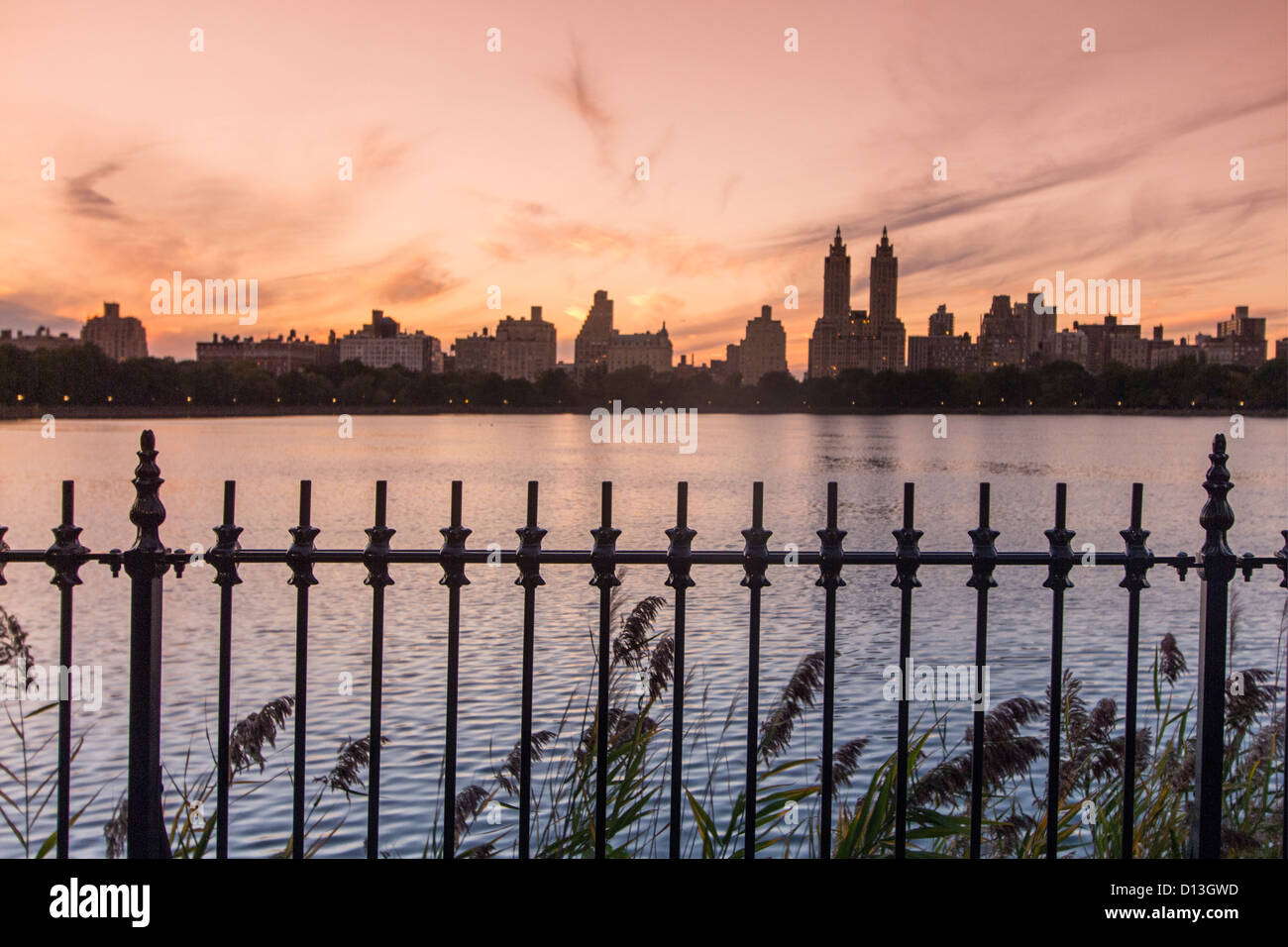 Central Park West, Lago, , dello Skyline di Manhattan, a New York, Foto Stock