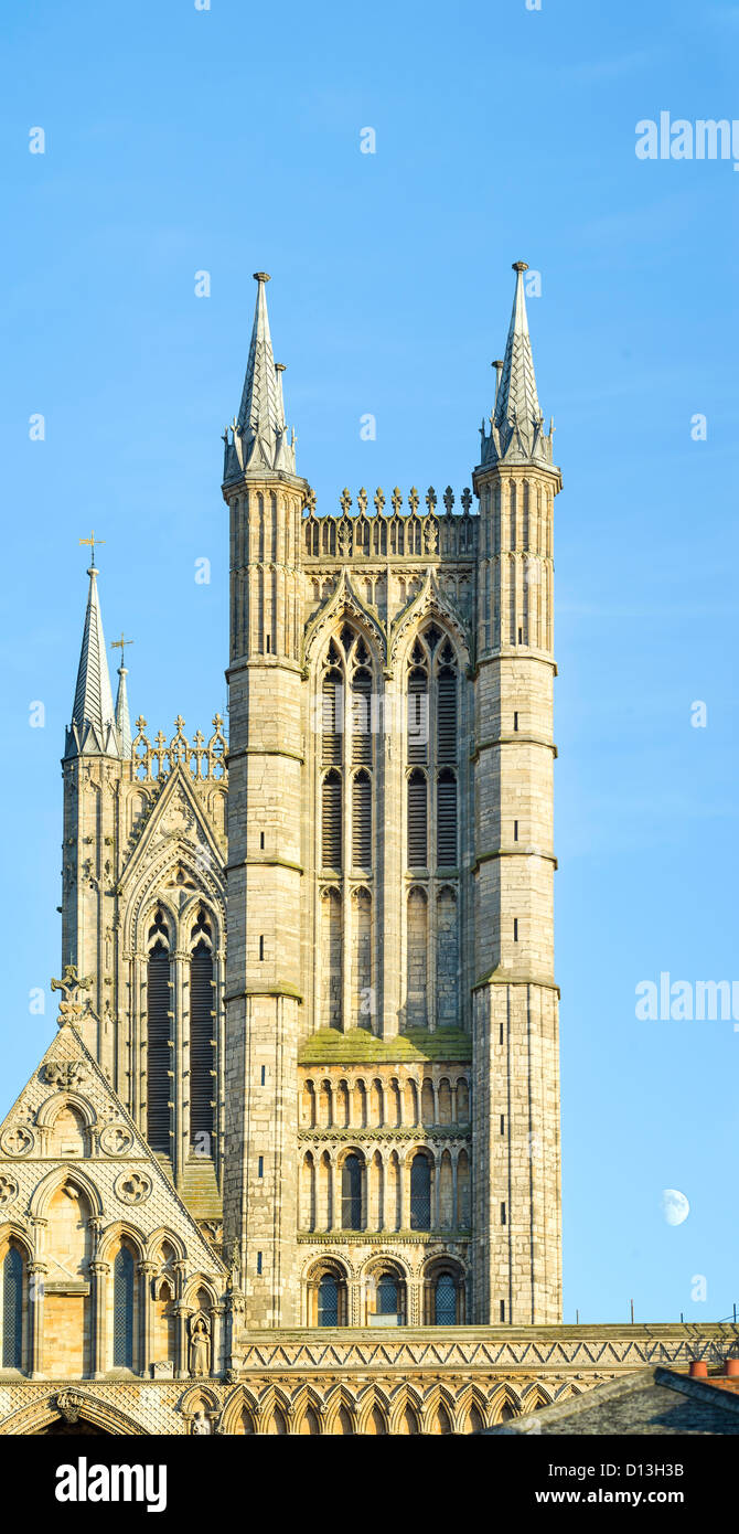 Torre al di sopra del west end ingresso alla Cattedrale costruita dai Normanni a Lincoln, Inghilterra. Foto Stock