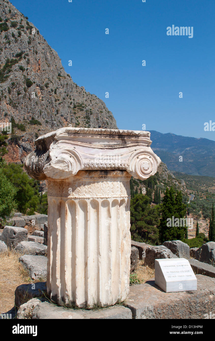 Unico ordine ionico capitale a Delphi sito archeologico in Grecia Foto Stock