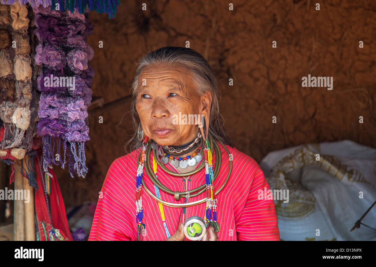 Donna anziana gli stati di Karen Padong hilltribe villaggio nei pressi di Chiang Rai, la Thailandia del Nord - old Lady con orecchioni forati Foto Stock