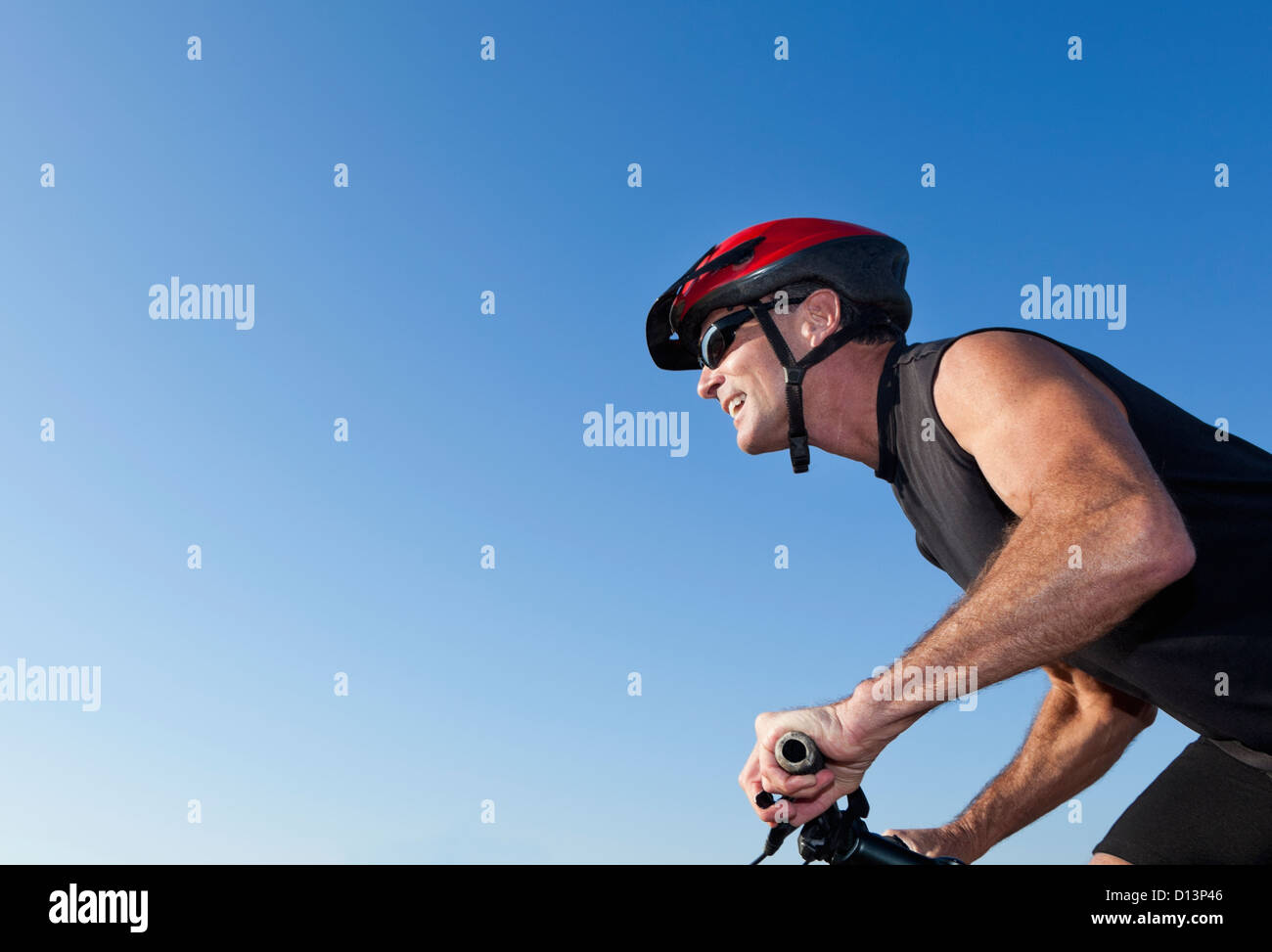 Stati Uniti, California, San Francisco, ritratto del ciclista in casco contro il cielo blu Foto Stock