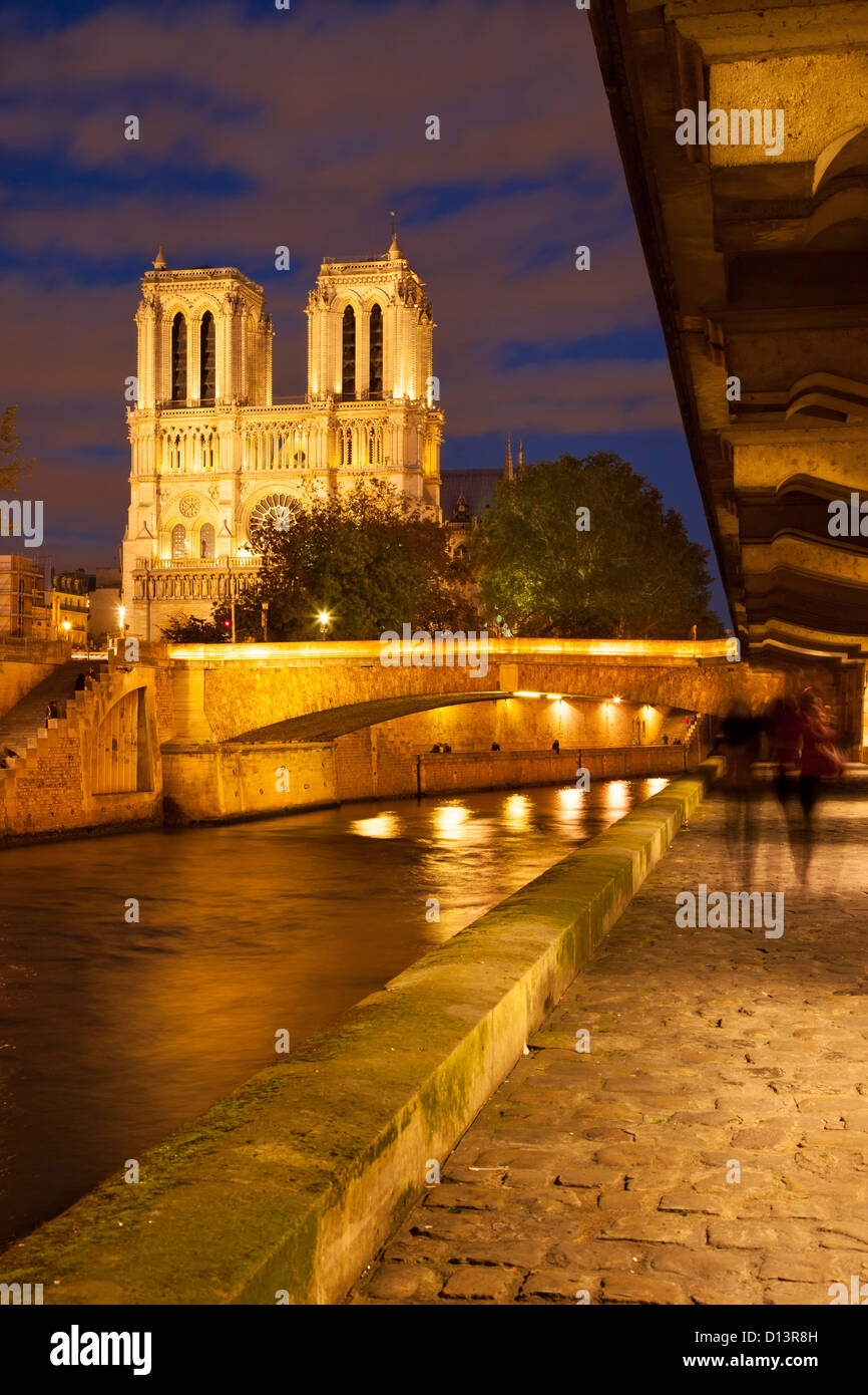 Passeggiata lungo il Fiume Senna sotto la cattedrale di Notre Dame di Parigi Francia Foto Stock