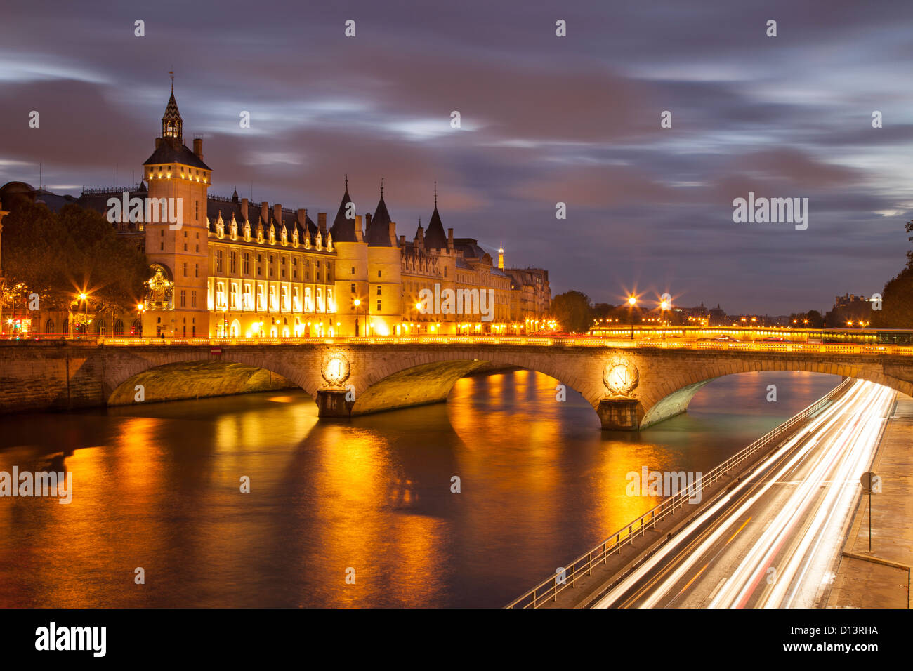 Twilight oltre la Conciergerie e Pont au cambiare lungo il Fiume Senna, Parigi Francia Foto Stock