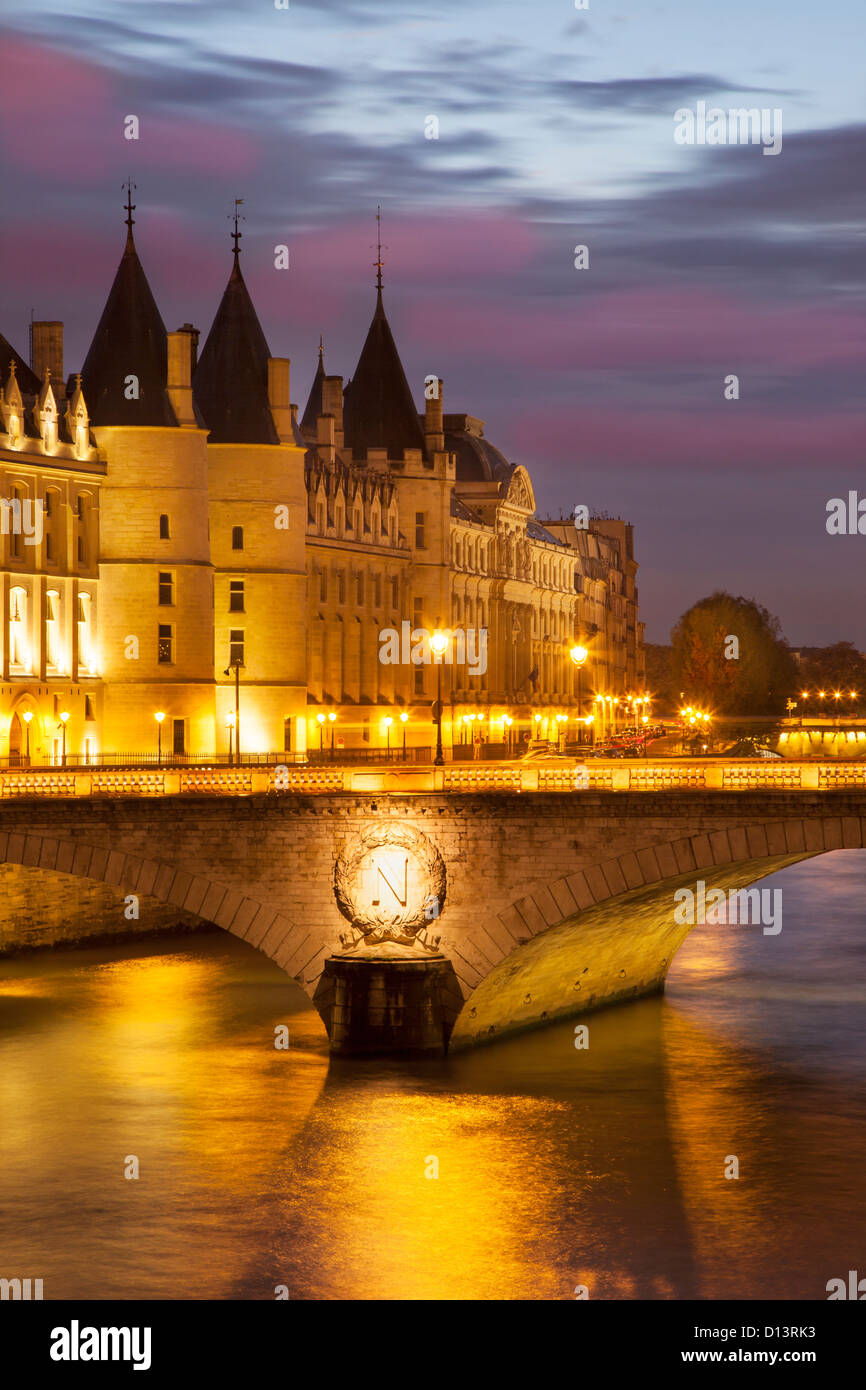Twilight oltre la Conciergerie e Pont au cambiare lungo il Fiume Senna, Parigi Francia Foto Stock