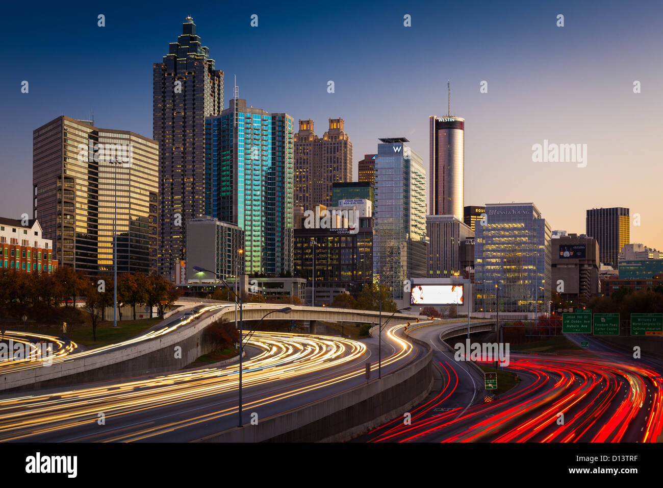 La I-85 highway e Midtown Atlanta di notte Foto Stock