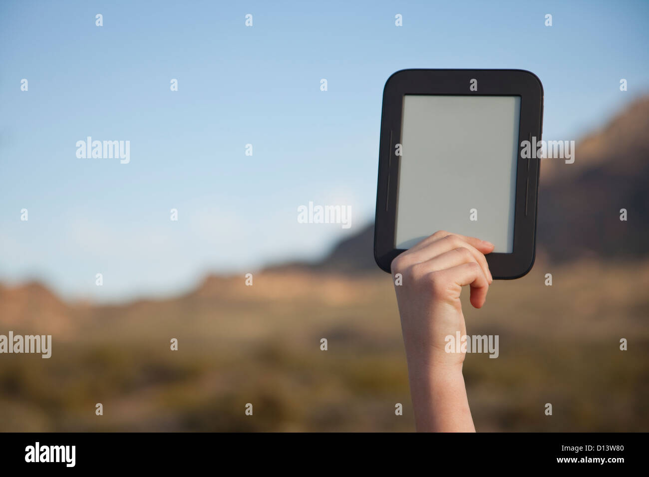 Stati Uniti d'America, Arizona, Phoenix, mano azienda digitale compressa in zona di montagna Foto Stock