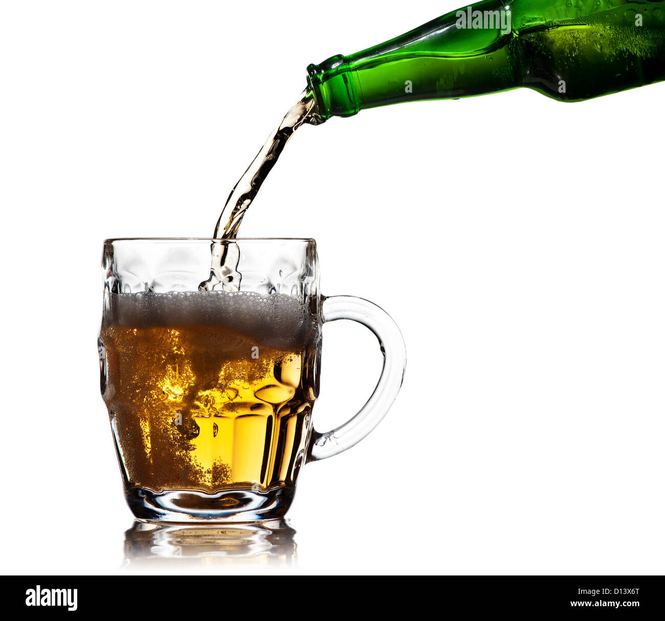 Boccale pinta di birra su sfondo bianco Foto Stock