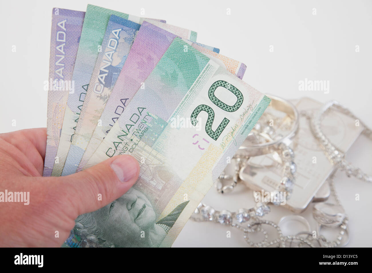 Studio shot della Canadian Dollar Bills e gioielli Foto Stock