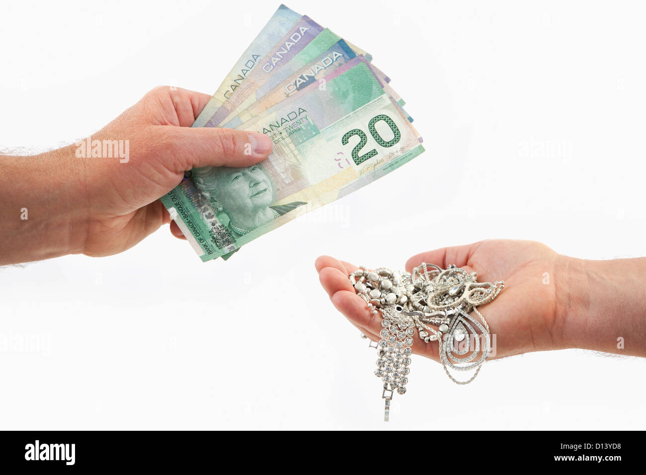 Studio shot di mani lo scambio Canadian Dollar Bills e gioielli Foto Stock