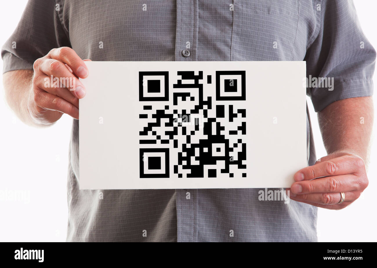 Uomo con pagina bianca con il codice QR Foto Stock