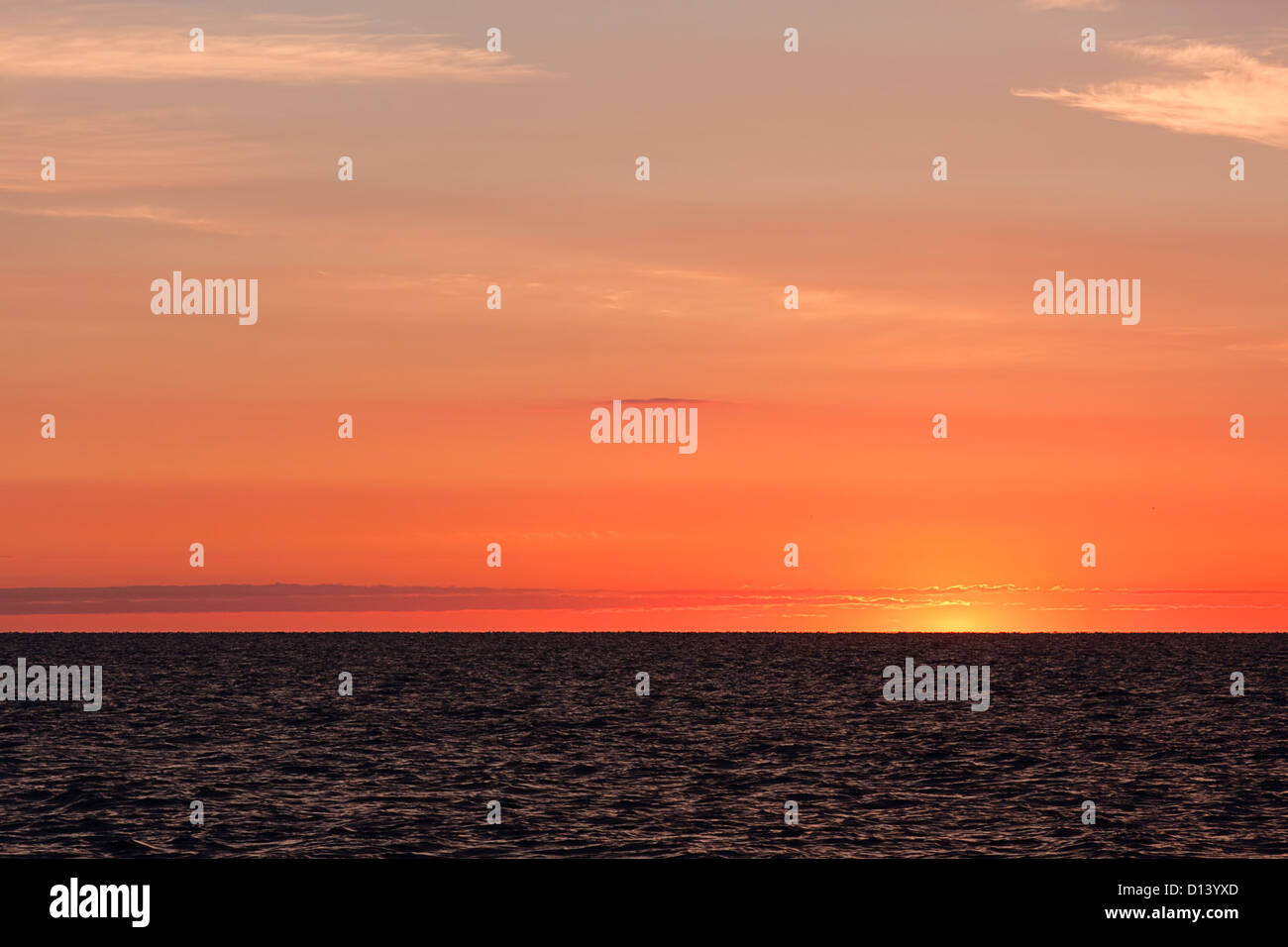 Un alba sopra l'acqua. Foto Stock